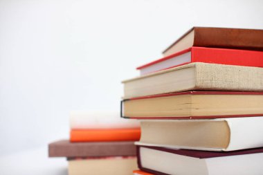 Beyaz arkaplan üzerine kitap yığını