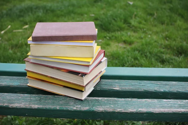 Bücherstapel Auf Der Bank Schulpark — Stockfoto