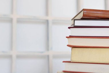 Beyaz arkaplan üzerine kitap yığını