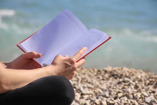 Uma Jovem Menina Bonita Está Lendo Livro Praia Junto Mar — Fotografia de Stock