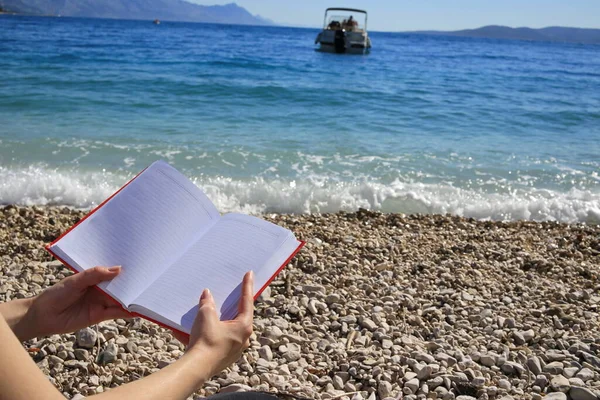 Young Pretty Girl Reading Book Beach Sea — Stock Photo, Image