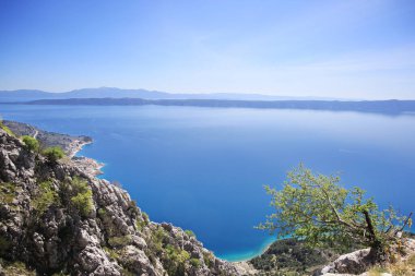 Biokovo dağından deniz manzarası, deniz seviyesinden 1762 metre yukarıda.