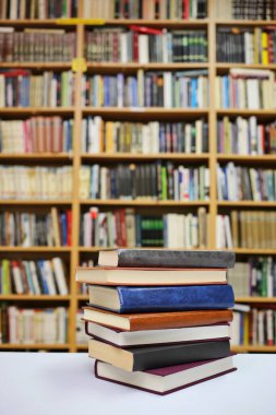 Kütüphanede kitap yığını