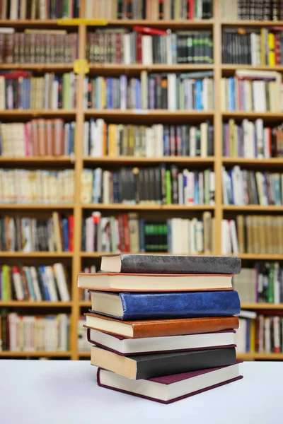 Kütüphanede kitap yığını