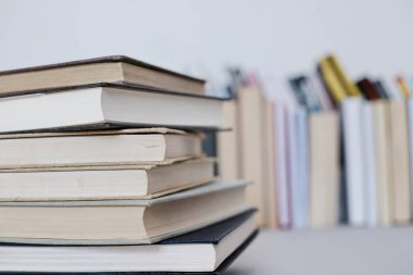 Kitaplar kütüphanede masanın üstünde.