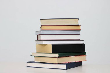 Beyaz arkaplan üzerine kitap yığını