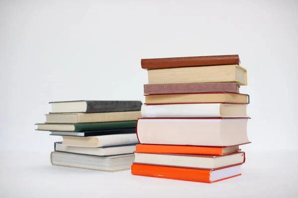 Beyaz arkaplan üzerine kitap yığını