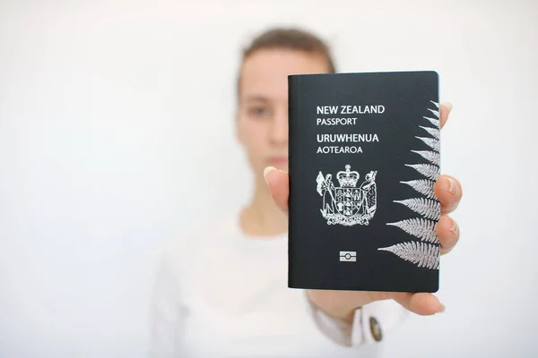 Pasaporte Nueva Zelanda Mano Chica — Foto de Stock