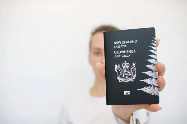 Pasaporte Nueva Zelanda Mano Chica — Foto de Stock