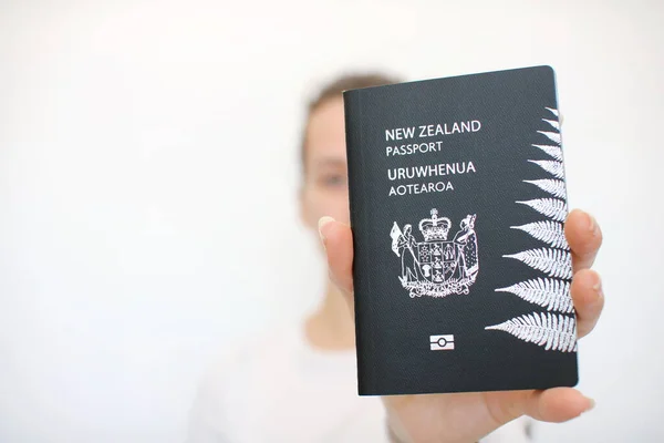 Pasaporte Nueva Zelanda Mano Chica — Foto de Stock