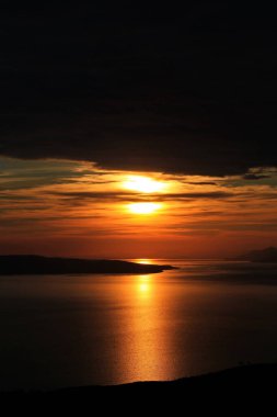 Adriyatik Denizi üzerinde gün batımı Biokovo dağından görüldü