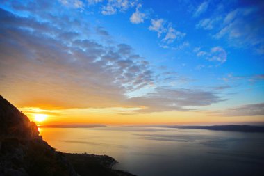 Adriyatik Denizi üzerinde gün batımı Biokovo dağından görüldü