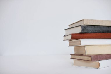 Beyaz arkaplan üzerine kitap yığını