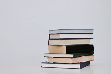Beyaz arkaplan üzerine kitap yığını