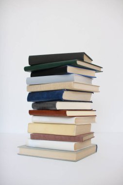 Beyaz arkaplan üzerine kitap yığını