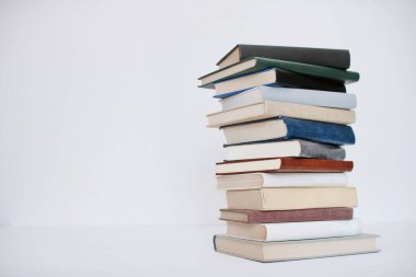 Beyaz arkaplan üzerine kitap yığını