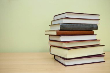 Rafta kitap yığını