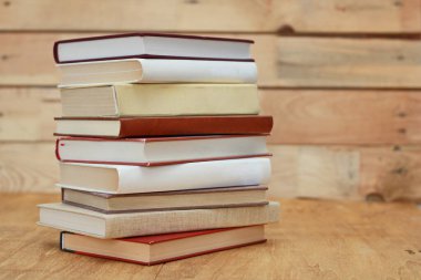  Ahşap arka plandaki kitaplar