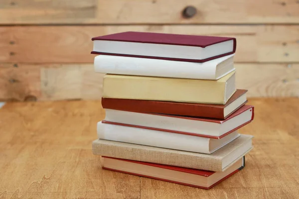 Könyvek Fából Készült Háttérrel — Stock Fotó