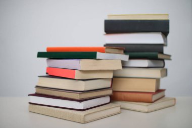 Beyaz arkaplan üzerine kitap yığını