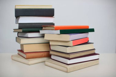 Beyaz arkaplan üzerine kitap yığını