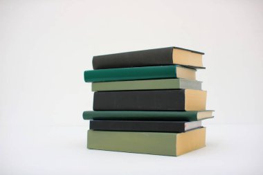 Beyaz arkaplan üzerine kitap yığını