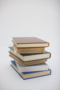 Beyaz arkaplan üzerine kitap yığını