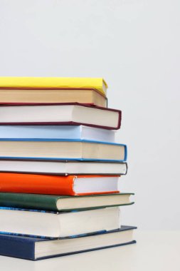 Beyaz arkaplan üzerine kitap yığını