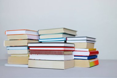 Beyaz arkaplan üzerine kitap yığını