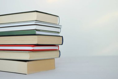 Beyaz arkaplan üzerine kitap yığını