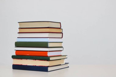 Beyaz arkaplan üzerine kitap yığını