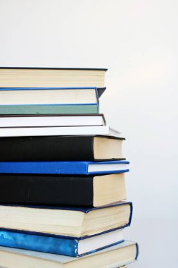 Beyaz arkaplan üzerine kitap yığını