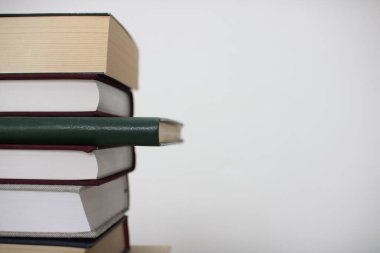 Beyaz arkaplan üzerine kitap yığını