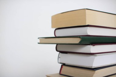 Beyaz arkaplan üzerine kitap yığını