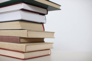 Beyaz arkaplan üzerine kitap yığını