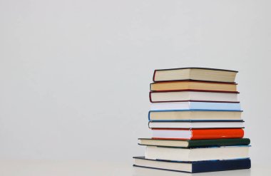 Beyaz arkaplan üzerine kitap yığını