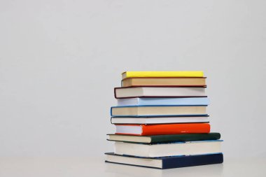 Beyaz arkaplan üzerine kitap yığını