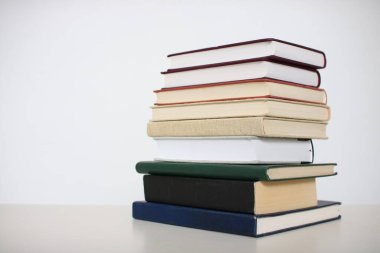 Beyaz arkaplan üzerine kitap yığını