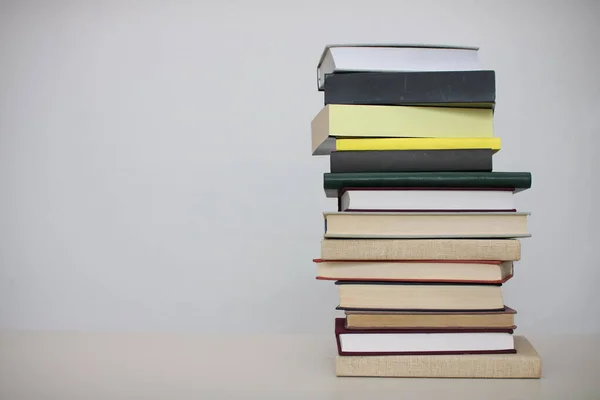 Stapel Von Büchern Auf Weißem Hintergrund — Stockfoto