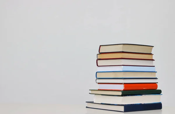Beyaz arkaplan üzerine kitap yığını