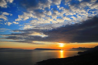 Adriyatik Denizi üzerinde gün batımı Biokovo dağından görüldü