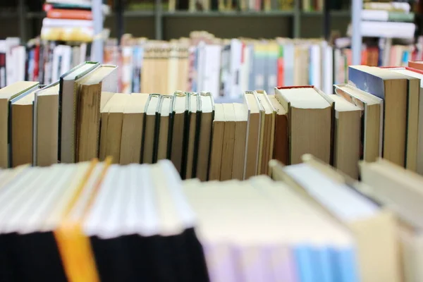 Libros Estante Biblioteca —  Fotos de Stock