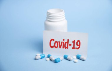 Covid-19 kartvizitte tıbbi şişeyle birlikte. covid kavramı