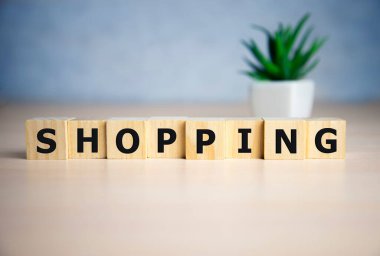 Alışveriş kelimesi, mavi arkaplan ile kelime küpü.