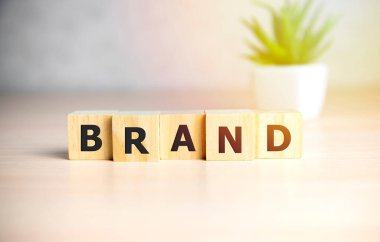 Güneş ışığı arkaplanındaki yapı taşlarıyla marka kelimesi