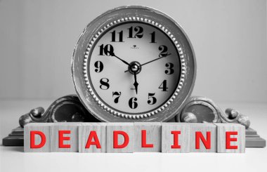 Ahşap bloğa yazılmış bir kelime. Ahşap masanın üzerinde desing, konsept için DEADLINE metin