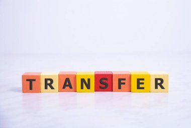 Parlak bir ofisteki ahşap bir masaya transfer tabelası..