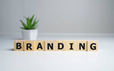 Yapı taşlarından yapılmış markalaşma kelimesi. İş kelimesi.