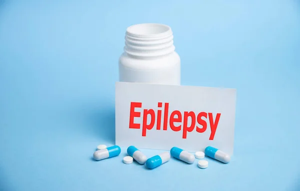 Palabra Epilepsia Está Escrita Una Tarjeta Sobre Fondo Azul Con —  Fotos de Stock