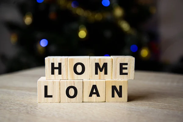 Dopis blok s slovo domácí úvěr a domácí model na pozadí dřeva — Stock fotografie